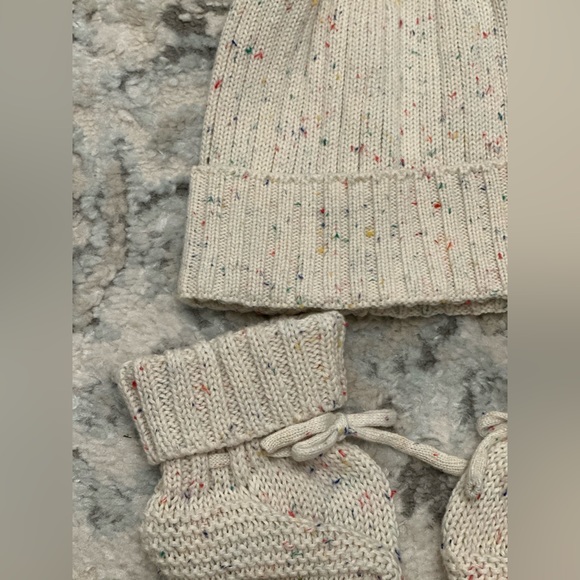 Baby crochet knit bootie shoes/socks & matching hat - Picture 3 of 6